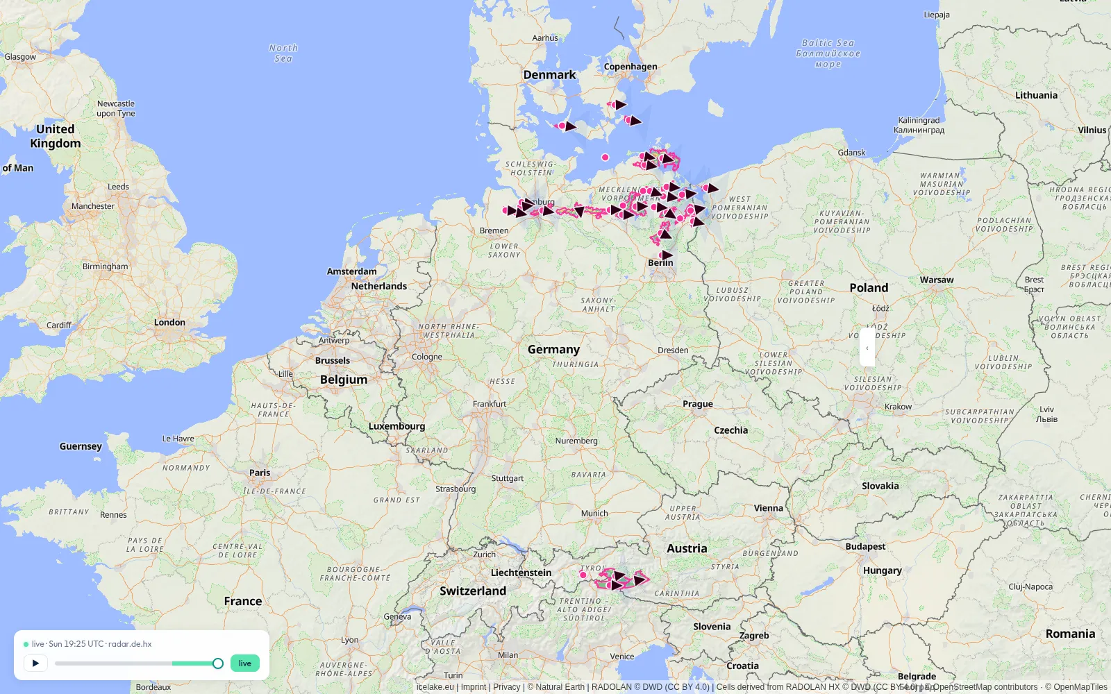 Live DWD weather radar and tracked storm cells with motion arrows over northern Germany on maps.icelake.eu